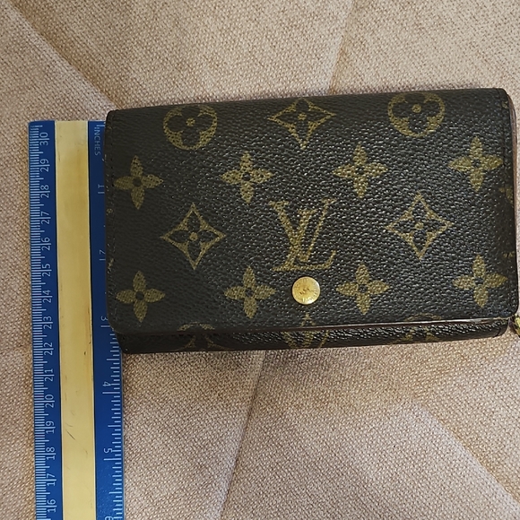 Louis Vuitton Black and Gold Monogram Wallet - Picture 4 of 14